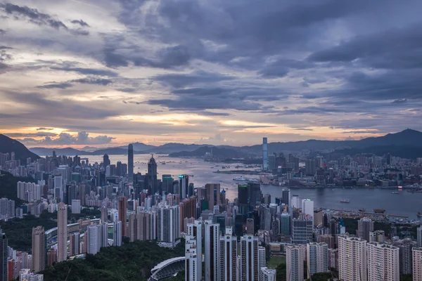 Hong Kong - 30 juli 2015: Hong Kong Visa med solnedgång himlen på Jardine's lookout mountain. — Stockfoto