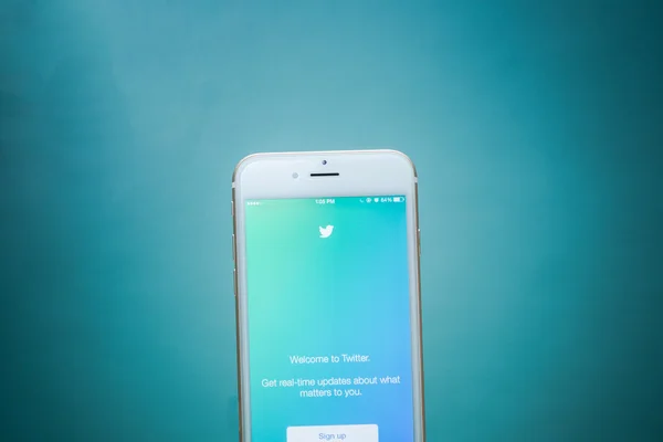 Chiang Mai, Tajlandia - 02 września 2015: Twitter aplikacji na Apple iphone 6 niebieskie tło. Twitter jest największy i najbardziej popularny portal społecznościowy na świecie. — Zdjęcie stockowe