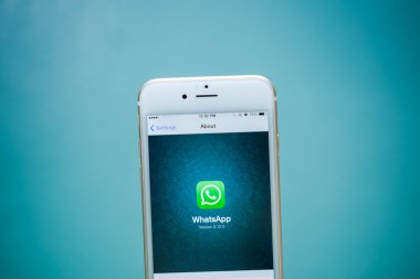 Chiang Mai, Tayland - 02 Eylül 2015: iphone 6 sosyal Internet hizmeti Whatsapp ekranda mavi arka plan ile. iPhone 6 oluşturuldu ve Apple Inc tarafından geliştirildi.
