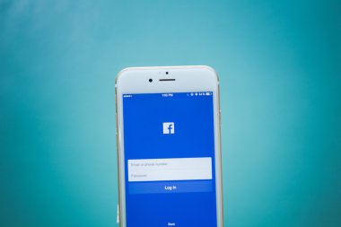 Chiang Mai, Tayland - 02 Eylül 2015: Apple iphone 6 kullanarak sayfa Facebook Uygulama günlüğüne. Dünyanın en büyük ve en popüler sosyal ağ sitesi Facebook olduğunu.
