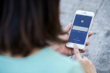 Chiang Rai, Tayland - 13 Eylül 2015: Kadın Sayfa Facebook Uygulama Apple iphone 6 kullanarak oturum açmaya çalıştığınızda. Dünyanın en büyük ve en popüler sosyal ağ sitesi Facebook olduğunu.