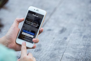 Chiang Rai, Tayland - 13 Eylül 2015: Yakın çekim shot yepyeni Apple iPhone 6 ile Pinterest uygulama giriş ekranında.