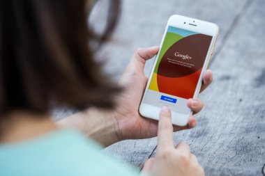 Chiang Rai, Tayland - 13 Eylül 2015: Kadın Google + sosyal ağ Google şirket olarak oturum açmaya çalıştığınızda. Bilgi bir sosyal ağ Google Arama sonuçları etkiler.