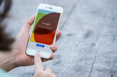 Chiang Rai, Tayland - 13 Eylül 2015: Kadın Google + sosyal ağ Google şirket olarak oturum açmaya çalıştığınızda. Bilgi bir sosyal ağ Google Arama sonuçları etkiler.