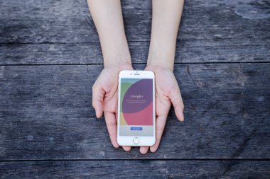 Chiang Rai, Tayland - 13 Eylül 2015: Kadın Google + sosyal ağ Google şirket olarak oturum açmaya çalıştığınızda. Bilgi bir sosyal ağ Google Arama sonuçları etkiler.