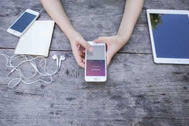 Chiang Rai, Tayland - 13 Eylül 2015: Kadın Apple iphone 6 kullanarak sayfa Instagram uygulamada oturum açmaya çalıştığınızda. Dünyanın en büyük ve en popüler fotoğraf sosyal ağ sitesi Instagram olduğunu.