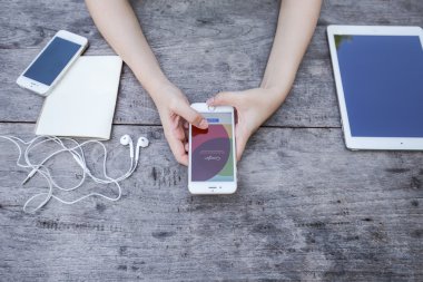 Chiang Rai, Tayland - 13 Eylül 2015: Kadın Google + sosyal ağ Google şirket olarak oturum açmaya çalıştığınızda. Bilgi bir sosyal ağ Google Arama sonuçları etkiler.