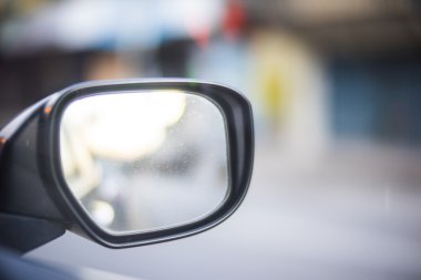 Araba arka plan bokeh tarafında bulanık ayna.