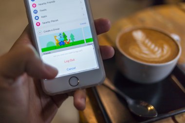 Chiang Mai, Tayland - 25 Ocak 2016: Apple iphone 6s kullanarak Facebook uygulama oturum çalışan bir adam. Dünyanın en büyük ve en popüler sosyal ağ sitesi Facebook olduğunu.