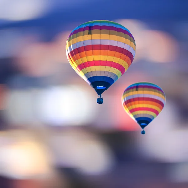 Luftballons auf abstraktem Licht verwischen Bokeh-Hintergrund — Stockfoto