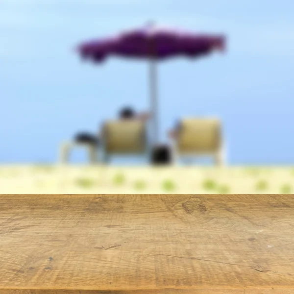 Piano in legno su sfondo blu mare sfocato utilizzato per visualizzare il prodotto — Foto Stock