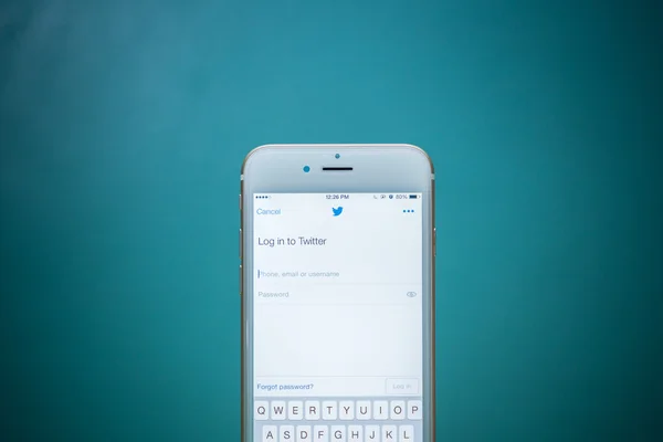 CHIANG MAI, TAILANDIA - 02 DE SEPTIEMBRE DE 2015: Aplicación de Twitter en el fondo azul de Apple iPhone 6. Twitter es el sitio de redes sociales más grande y popular del mundo . —  Fotos de Stock