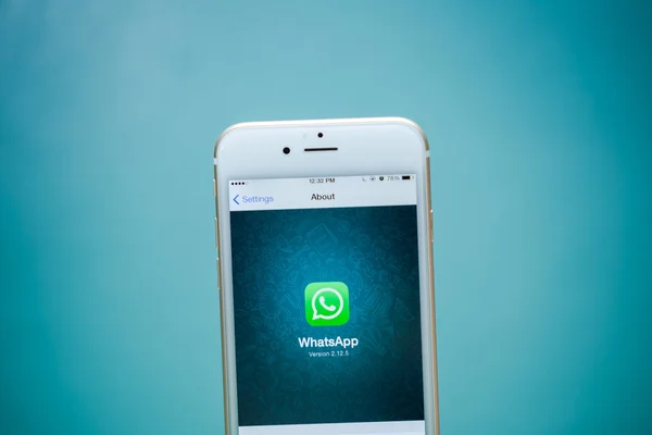 CHIANG MAI, TAILANDIA - 02 de septiembre 2015: iPhone 6 con servicio de Internet social WhatsApp pantalla sobre fondo azul. iPhone 6 fue creado y desarrollado por Apple inc . —  Fotos de Stock