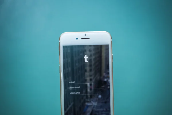 Chiang Mai, Thajsko - 02 září 2015: Tumblr mikro blogging služba, která umožňuje uživatelům zasílat textových zpráv na Apple iphone 6, obrázky, videa, odkazy, citace a audio do jejich tumblelog. — Stock fotografie