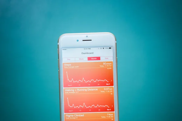 CHIANG MAI, TAILANDIA - 02 DE SEPTIEMBRE DE 2015: Health App presenta la página de información sobre el nuevo Apple iPhone 6 . — Foto de Stock