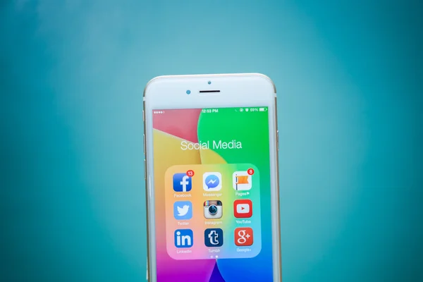 CHIANG MAI, TAILANDIA - 02 DE SEPTIEMBRE DE 2015: Todos los iconos populares de las redes sociales en la pantalla del dispositivo inteligente Apple iPhone 6 sobre fondo azul . — Foto de Stock