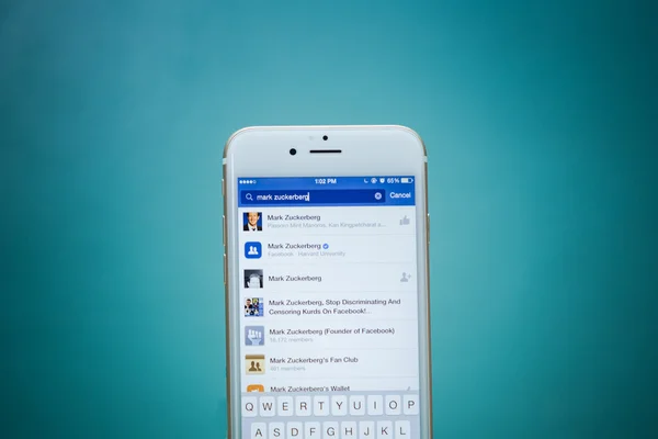 チェンマイ、タイ - 2015 年 9 月 2 日: アップルの iphone 6 を使用して Facebook アプリケーションの Mark Zuckerberg を検索。Facebook は世界で最大かつ最も人気のソーシャルネットワー キング サイトです。. — ストック写真
