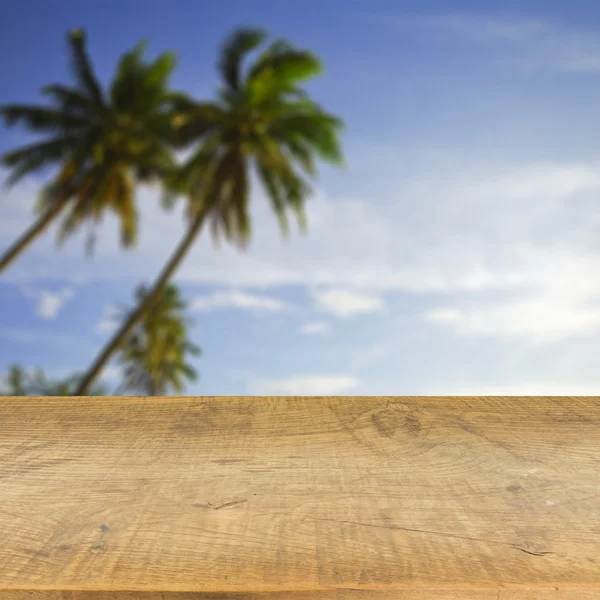 Piano in legno su sfondo blu mare sfocato utilizzato per visualizzare il prodotto — Foto Stock