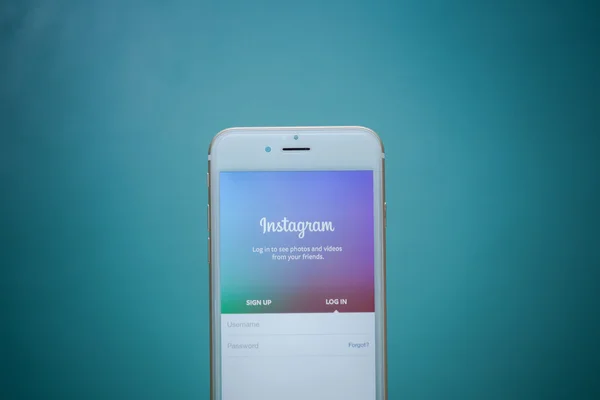 Chiang Mai, Tajlandia - 02 września 2015: Zaloguj się aplikacja Instagram strony za pomocą Apple iphone 6. Instagram jest zdjęcie największego i najbardziej popularnego serwisu społecznościowego na świecie. — Zdjęcie stockowe
