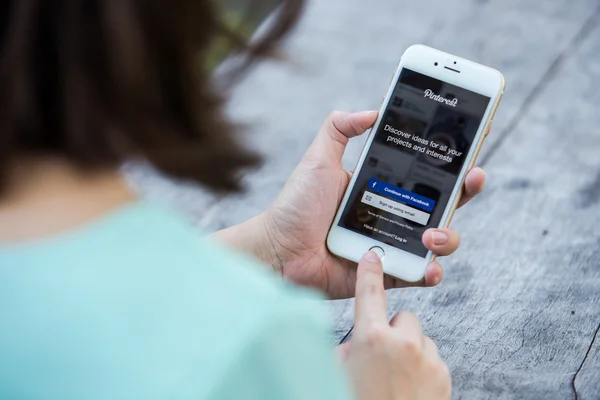 Chiang Rai, Tayland - 13 Eylül 2015: Yakın çekim shot yepyeni Apple iPhone 6 ile Pinterest uygulama giriş ekranında. — Stok fotoğraf