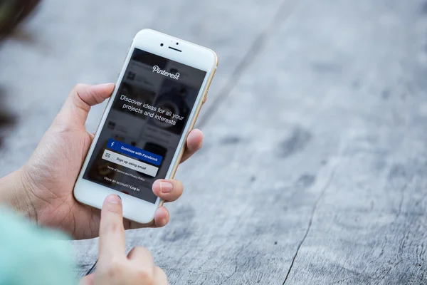 Chiang Rai, Tayland - 13 Eylül 2015: Yakın çekim shot yepyeni Apple iPhone 6 ile Pinterest uygulama giriş ekranında. — Stok fotoğraf