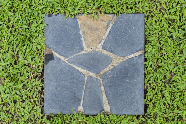 Зеленый травяной фон и текстура с бетонным полом — стоковое фото