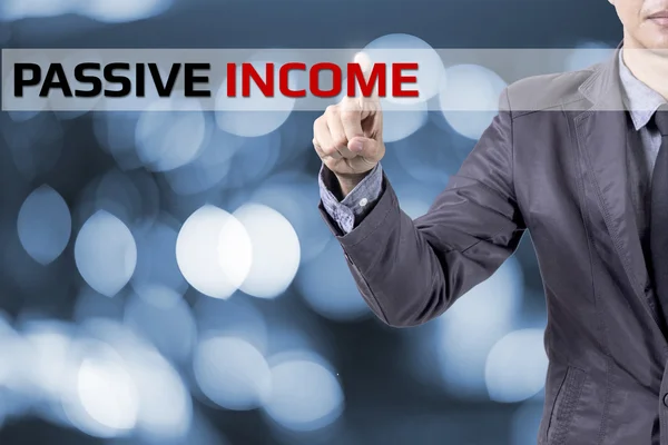 Verksamhet man touch på skärmen koncept passiv inkomst — Stockfoto