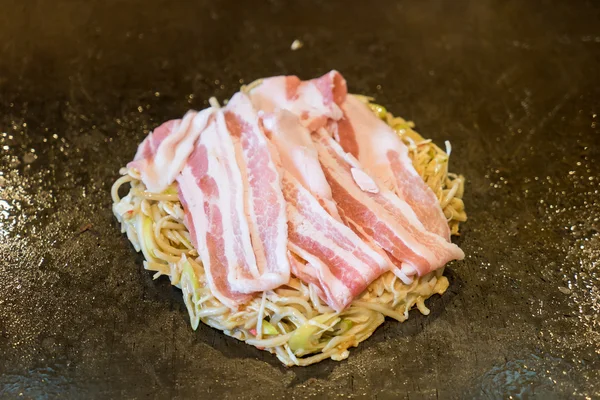 Okonomiyaki Japanse rauwkost. — Stockfoto