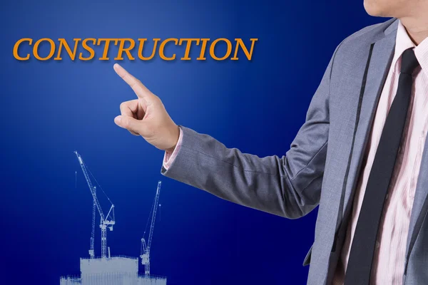 Geschäftsmann tastet Bau-Wort auf Geschäftskonzept an. — Stockfoto