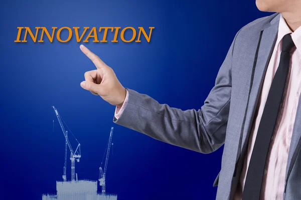 Homme d'affaires toucher mot d'innovation sur le concept d'entreprise . — Photo