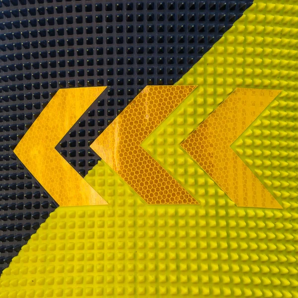 Gjøre venstre skilt gult på gaten – stockfoto
