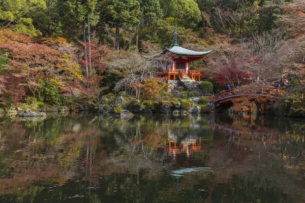 Otoño temporada, El color de cambio de licencia de rojo en el templo de Japón —  Fotos de Stock