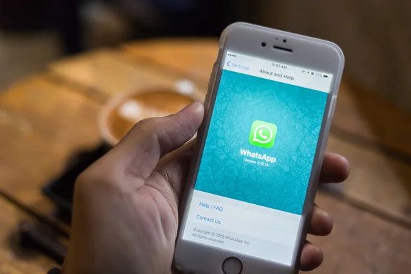 Chiang Mai, Tayland - 25 Ocak 2016: Adam sosyal Internet hizmeti Whatsapp ekran üzerinde mavi arka plan kullanmayı deneyin. iPhone 6s oluşturuldu ve Apple Inc tarafından geliştirildi.