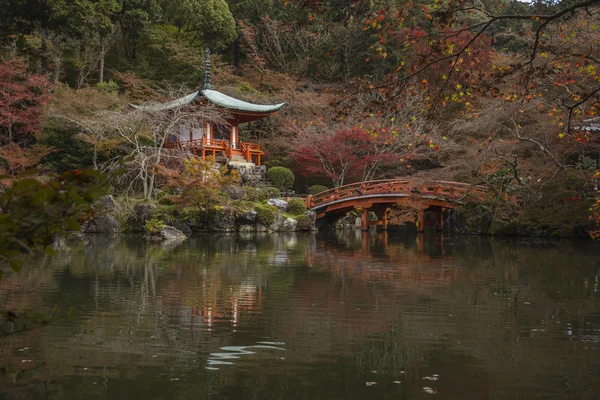 Herbstsaison, die Blätter ändern die Farbe von rot in Tempel japan Stockbild