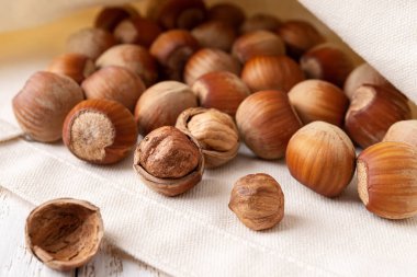 Fındıklı fındıklı fındıklı jüt çantalı, yakın plan. - Evet. Sağlıklı vejetaryen yiyecekler, antioksidan ve protein kaynağı. Ketojenik ve çiğ gıda diyetleri. Hasat konsepti. Ön görünüm.