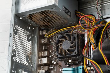 Tozlu güç ünitesiyle birlikte yeni bir tane almadan önce kule bilgisayarının içinde. Kişisel bilgisayar PSU değişimi, donanım konsepti. Yakın plan..