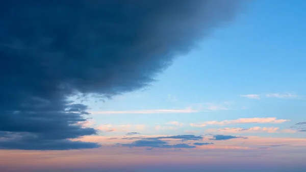 Große Dunkle Gewitterwolken Verdunkeln Der Morgendämmerung Den Klaren Rosa Blauen — Stockfoto