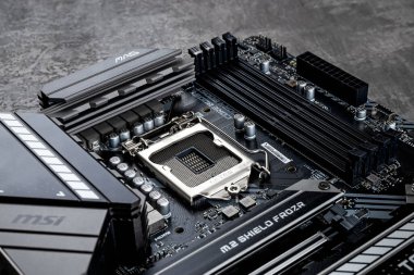 Varna, Bulgaristan, 08 Ocak 2021. İşlemci soketi ve bir MSI MAG Z490 TOMAHAWK oyun ana kartındaki bellek yuvaları. İnşa ve yükseltme için modern masaüstü PC donanım bileşenleri.