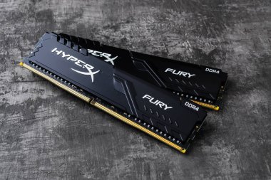 Varna, Bulgaristan, 11 Ocak 2021. İki ram hafıza modülü Kingston HyperX Fury DDR4 ve karanlık bir arka plan. Pc oluşturma ve güncelleme için modern masaüstü bilgisayar donanım bileşenleri.