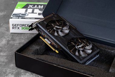 Varna, Bulgaristan, 11 Ocak 2021. Palit Nvidia Geforce RTX 3060 Ti OC oyun kartı. Açık bir kutuda, arka planda. İnşa ve yükseltme için modern masaüstü pc donanım bileşenleri.