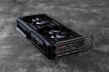 Varna, Bulgaristan, 11 Ocak 2021. Palit Nvidia Geforce RTX 3060 Ti Dual OC oyun kartının arka panel portları koyu arkaplanda. İnşa ve yükseltme için modern masaüstü pc donanım bileşenleri.