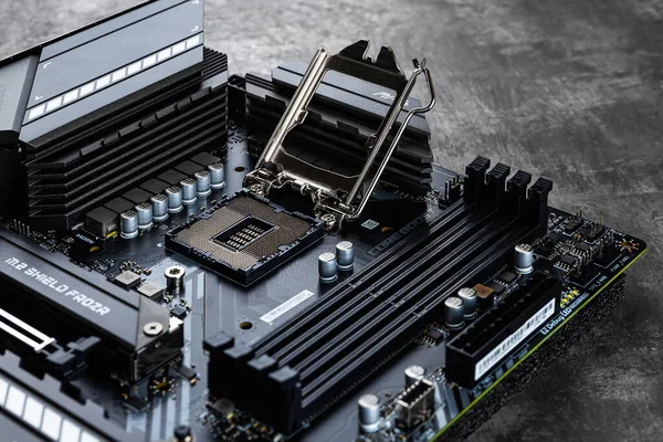 Varna, Bulgaristan, 08 Ocak 2021. MSI Mag Z490 Tomahawk oyun ana kartı açık işlemci soket kolu ile karanlık arka planda. İnşa ve yükseltme için modern masaüstü bilgisayar donanım bileşenleri.