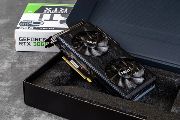 Varna, Bulgaristan, 11 Ocak 2021. Palit Nvidia Geforce RTX 3060 Ti OC oyun kartı. Açık bir kutuda, arka planda. İnşa ve yükseltme için modern masaüstü pc donanım bileşenleri.