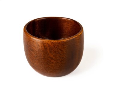 Kahverengi tahta kase beyaz arka planda izole edilmiş. Doğal ahşaptan yapılmış güzel çevre dostu sofra takımı. Yiyecek tasarımı için boş tabaklar. Yaşayan yeşil yaşam tarzı. Ön manzara. Yakın plan..