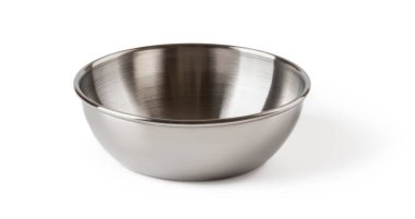 Beyaz arka planda izole edilmiş Çin tarzı metal sos kasesinin ön görüntüsü. Yiyecek tasarımı için boş tabaklar. Modern paslanmaz çelik sofra takımı şık minimalist tasarım. Yakın plan..