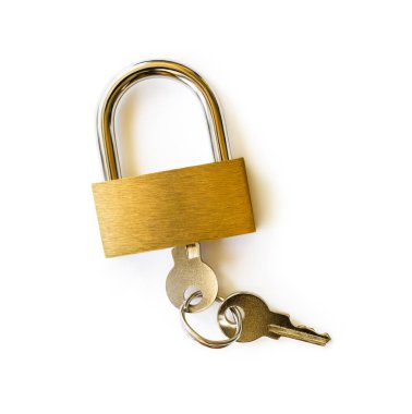 Kapalı asma kilit ve beyaz arka planda izole edilmiş anahtarlar. Kilitli sarı pirinçten asma kilit. Anahtar kilidin içine yerleştirilmiş. Güvenlik ve gizlilik koruma konsepti tasarım elemanına erişim. Üst görünüm.