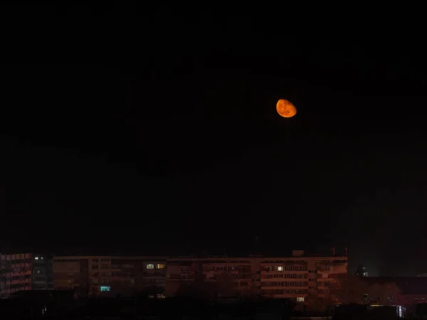 Vycházející Velký Oranžový Měsíc Nízko Nad Vícepodlažními Obytnými Budovami Pohled — Stock fotografie