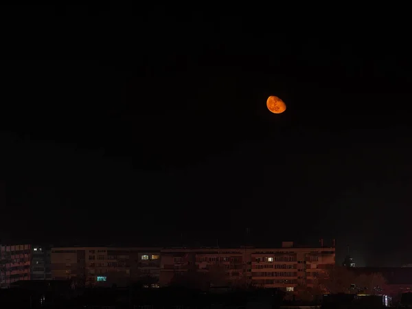 Aumento Gran Luna Naranja Baja Cielo Sobre Edificios Residenciales Varios —  Fotos de Stock