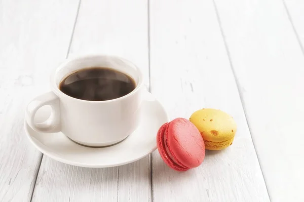 Una Taza Café Caliente Dos Macarrones Sobre Una Mesa Madera — Foto de Stock