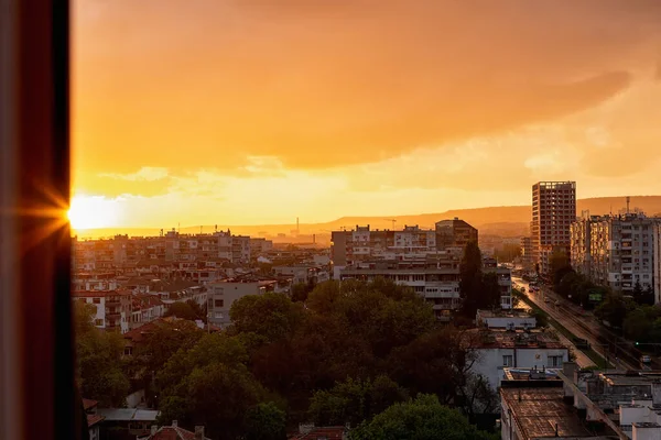 Increíble Puesta Sol Tranquila Una Hora Dorada Sobre Pequeña Ciudad — Foto de Stock